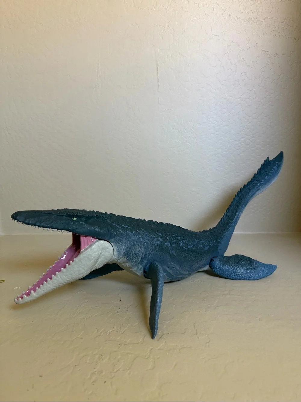 Jurassic World Real Feel Mosasaurus FNG24 28” Mattel Dinosaur Figure